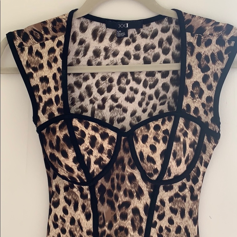 Form fitted leopard dress - Picture 2 of 3